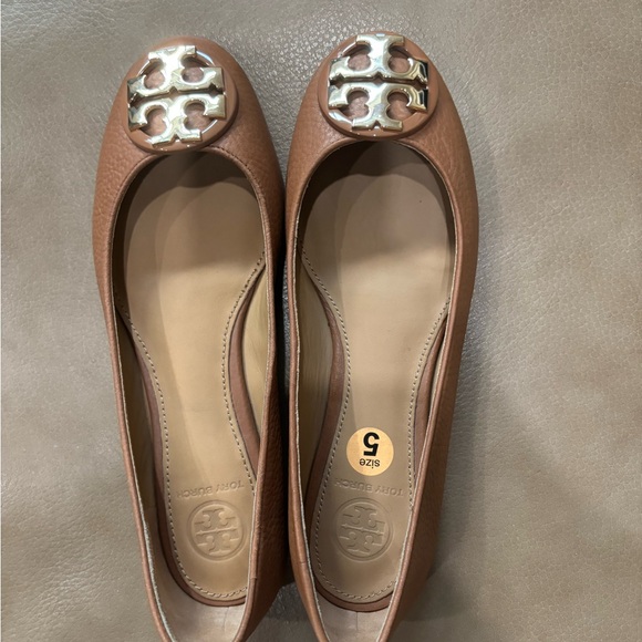 Tory Burch Tan Leather Flats with Gold Logo - Picture 1 of 4
